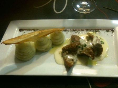 Restaurante Malkebien atambre de ternera del Valle del Esla confitado en aceite de oliva virgen extra y salsa de queso Extramuros